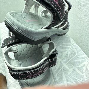 Eddie Bauer Chelan women’s hiking sandals Size 9 - BRAND NEW!!